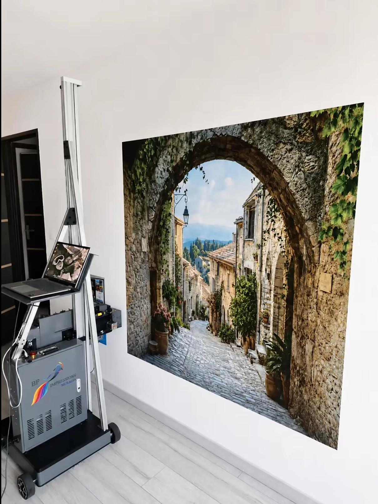 Imprimante murale UV Prestige Impression face à un mur imprimé — showroom Mougins, Alpes-Maritimes